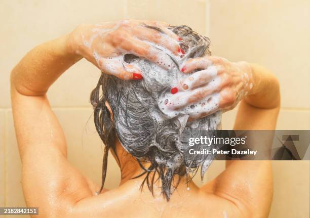 washing hair. - shampoo stockfoto's en -beelden