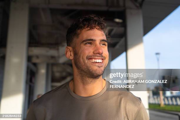 confident athlete smiles while standing beneath a bridge in an urban environment - homens imagens e fotografias de stock
