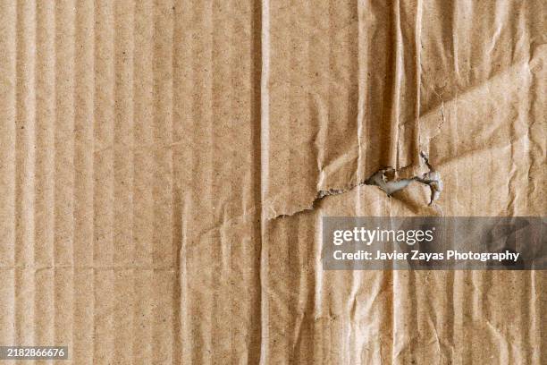 brown color recycled textured damaged cardboard background - plan très rapproché photos et images de collection