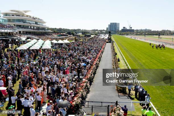 Melbourne Races Flash 45,555 Melbourne Cup Race Stock Photos, High-Res Pictures, and Images ...