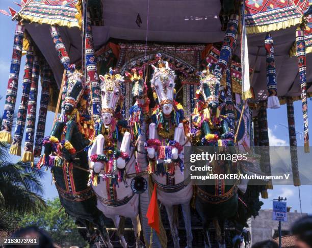 Someone Prancing 29 Two People In The Car High Res Illustrations - Getty Images