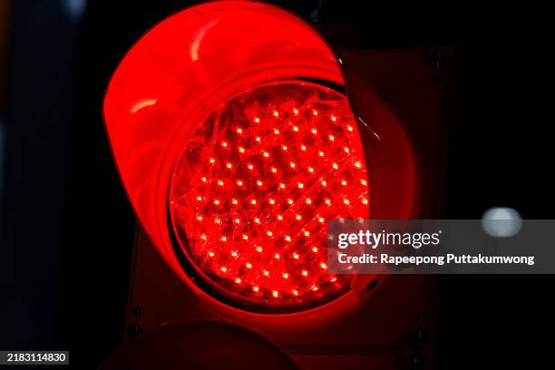 red light traffic stop close-up - feu rouge feu de signalisation pour véhicules photos et images de collection