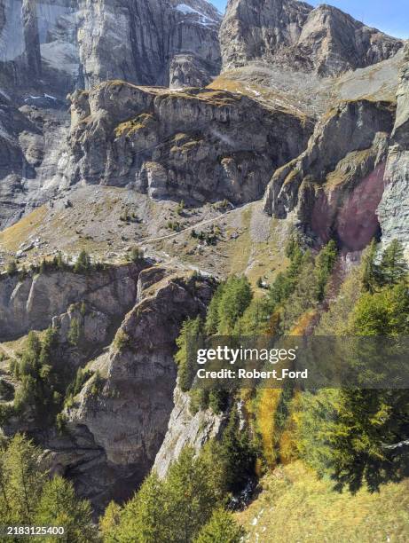 falaises abruptes sur les sommets des montagnes de ski au-dessus de leysin en suisse - canton-de-vaud photos et images de collection