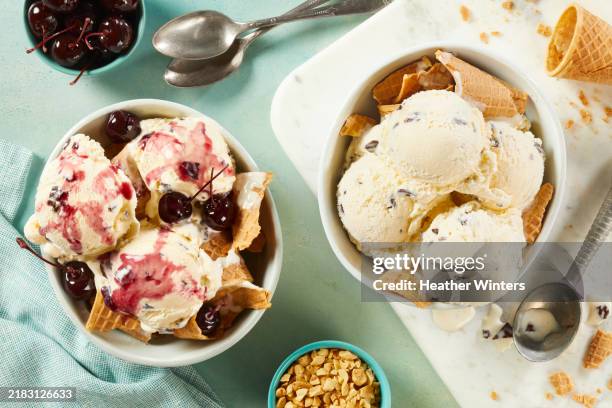chocolate chip ice cream in bowls with broken cones topped with cherries - sorvete chocolate chip - fotografias e filmes do acervo