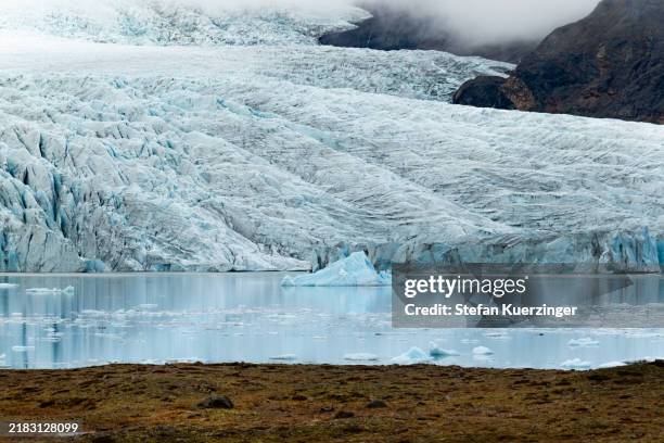 le glacier vatnajökull se fond dans la lagune glaciaire de jökulsárlón, islande - vatnajokull photos et images de collection