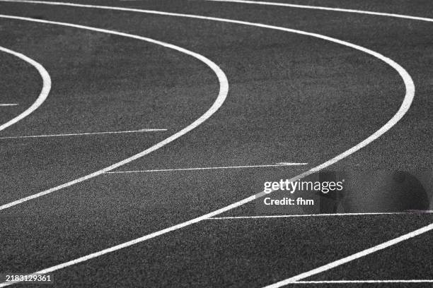 running tracks on a sports field - linea di partenza attrezzatura sportiva foto e immagini stock