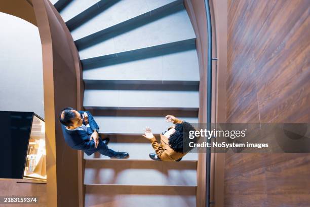 business meeting on spiral staircase - ponto de vista de filmagem imagens e fotografias de stock