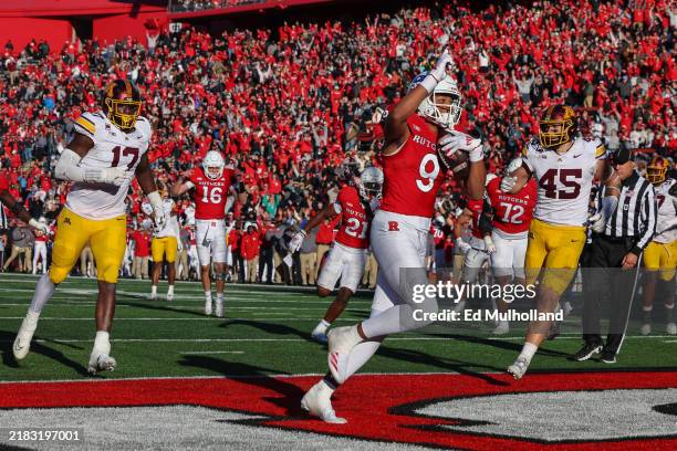 Ian Strong of the Rutgers Scarlet Knights catches a touchdown pass during the 4th quarter of their game against the Minnesota Golden Gophers at SHI...