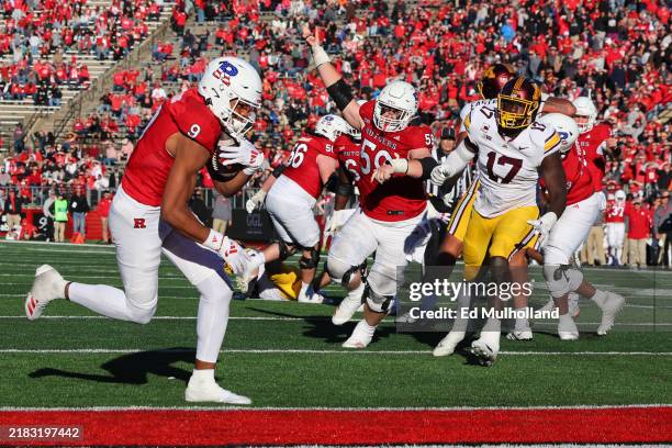 Ian Strong of the Rutgers Scarlet Knights catches a touchdown pass during the 4th quarter of their game against the Minnesota Golden Gophers at SHI...