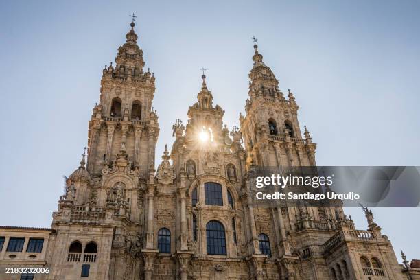 façade of santiago de compostela cathedral at sunrise - kathedrale des heiligen jakob santiago de compostela stock-fotos und bilder
