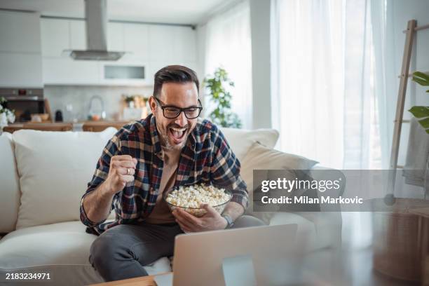 i'm having a relaxing day off, enjoying comedies on my streaming service - serviço de distribuição digital contínua imagens e fotografias de stock