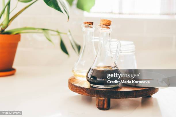 bottles of olive oil and vinegar in the kitchen. - azijn stockfoto's en -beelden