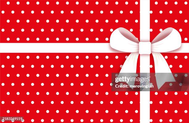 stockillustraties, clipart, cartoons en iconen met white gift ribbon and bow on red polka dot background - verjaardagskado