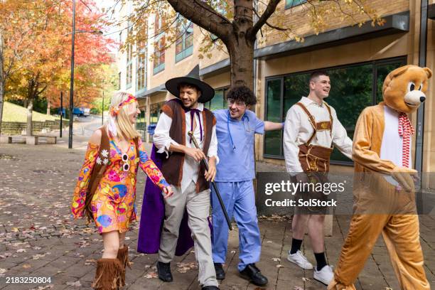 vorbereitung auf die party - maskerade stock-fotos und bilder