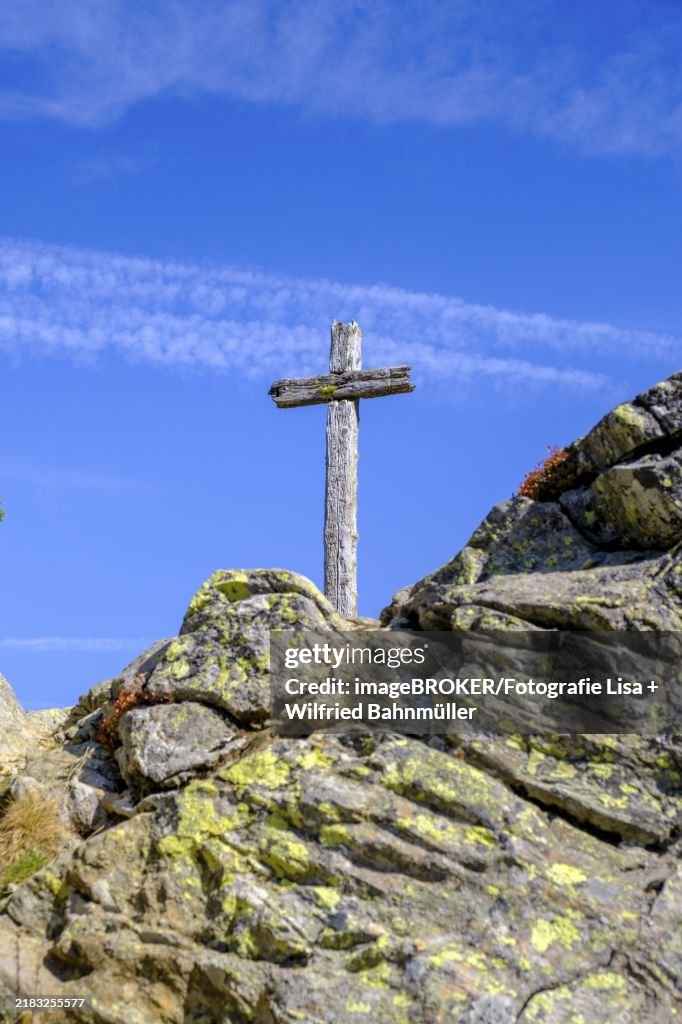 Viewpoint with old wooden cross, summit cross, at Obersee, behind Regelspitze, Staller Sattel, Defereggen Valley, East Tyrol, Austria, Europe