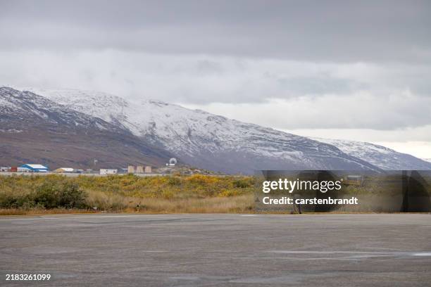 radars and fuel storage tanks in an arctic airport - luchthavenplatform stockfoto's en -beelden