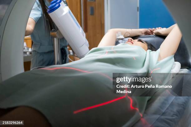 patient in ct scanning - radiação imagens e fotografias de stock