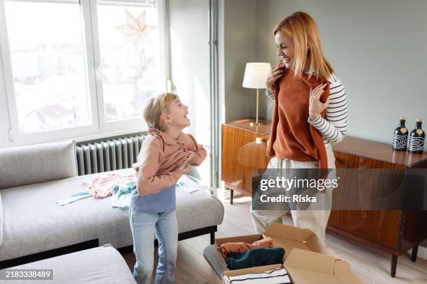 esperienza di acquisto online - provare foto e immagini stock