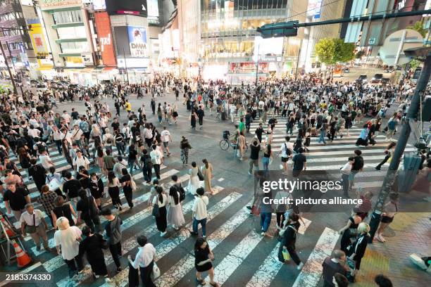 September 2024, Japan, Tokio: Passers-by at the Shibuya Crossing intersection. Photo: Sebastian Kahnert/dpa