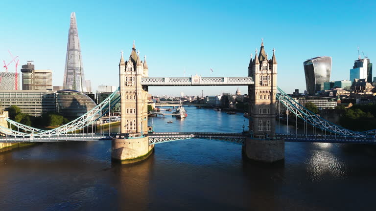 https://media.gettyimages.com/id/2183395123/video/aerial-view-of-london-skyline-and-the-tower-bridge.jpg?b=1&s=640x640&k=20&c=lCHcMnE_keD2CThrHiBSdtB6z1VcsHOss3v41T79IDQ=