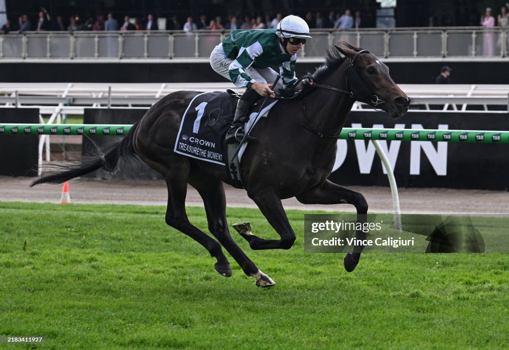 Melbourne Racing: Crown Oaks Day