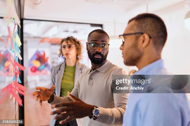 la gente moderna discute algo en una reunión de negocios - grupo pequeño de personas fotografías e imágenes de stock