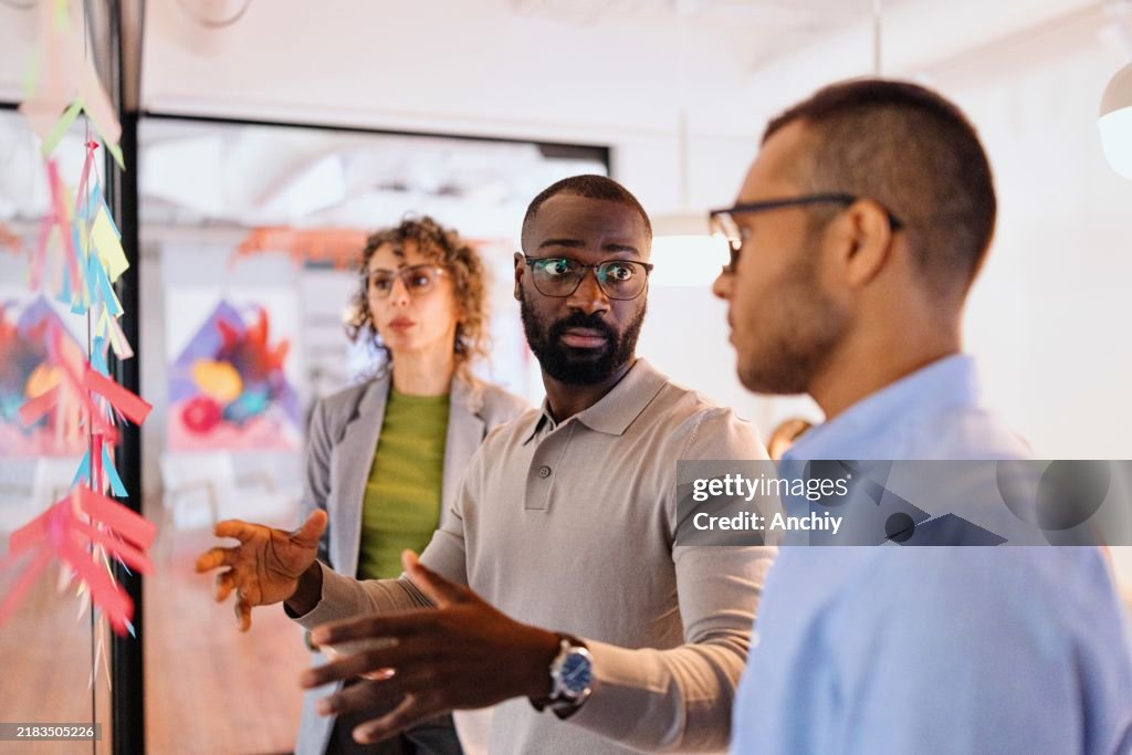Pessoas modernas discutem algo em uma reunião de negócios
