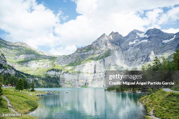 lake oeschinensee landscape of switzerland - lac-oeschinensee photos et images de collection
