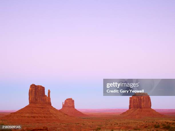 monument valley desert landscape at dusk - monument valley stockfoto's en -beelden