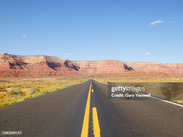 road leading into the distance in the desert - sudoeste dos estados unidos imagens e fotografias de stock