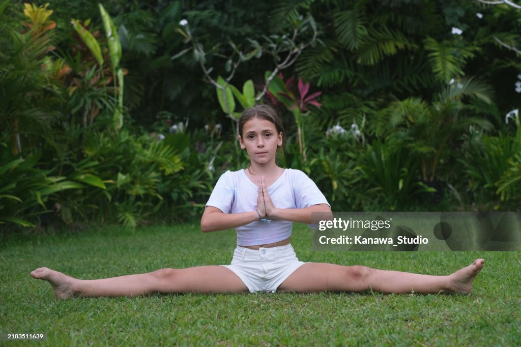 Middle Splitz Teenage Girl Practicing Middle Splits In The Garden High-Res Stock ...