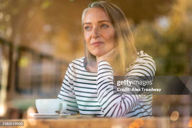 coffee break - volwassen stockfoto's en -beelden