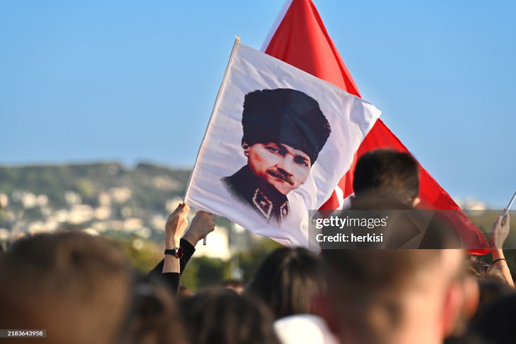 Multitud llena de banderas turcas en el Día de la República