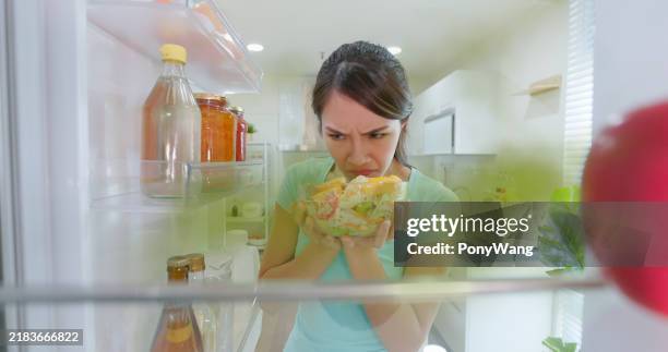 donna frigorifero aperto - marcio foto e immagini stock