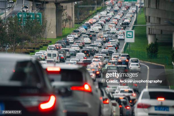 a lot of city traffic congestion - embouteillage photos et images de collection