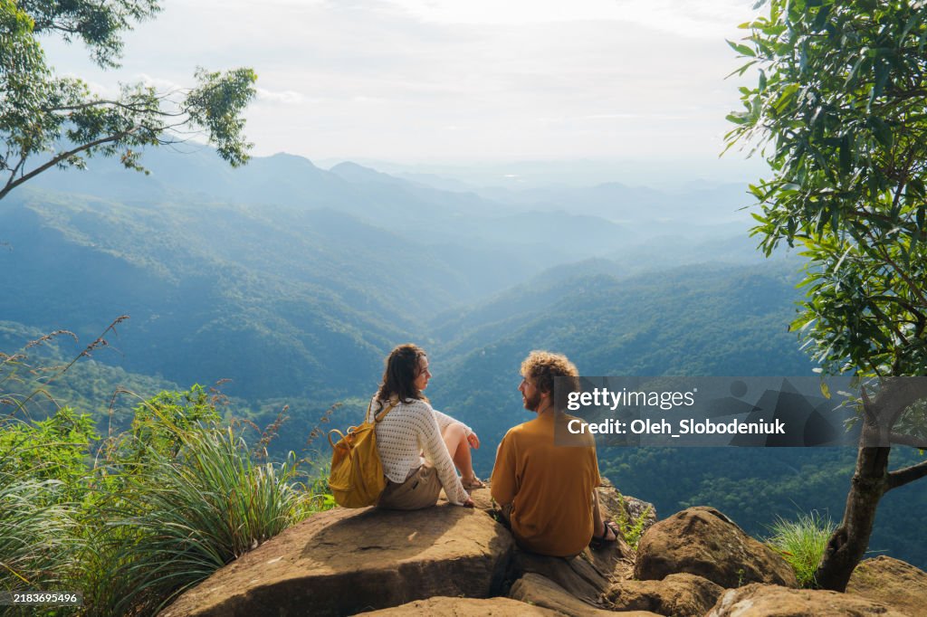 Homem e mulher se unindo durante caminhadas no Sri Lanka