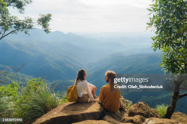 homem e mulher se unindo durante caminhadas no sri lanka - atividades de fins de semana - fotografias e filmes do acervo