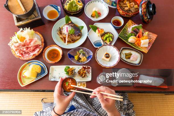 vista sopra della donna che mangia il tradizionale pasto giapponese ryokan - tradizione foto e immagini stock