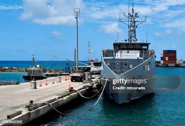 patrullero de la policía de las islas cook tekukupa ii - vista de proa, puerto de avarua, rarotonga, - océano pacífico sur fotografías e imágenes de stock