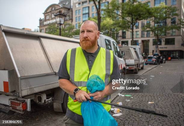 operaio ambientalista senior della città che ripulisce amsterdam con un camion della spazzatura - ambientalista foto e immagini stock