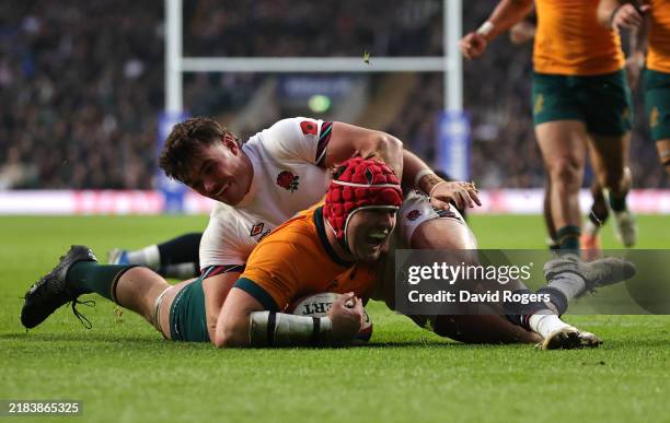 Harry Wilson of Australia scores his team's second try during the Autumn Nations Series 2025 match between England and Australia at Allianz Stadium...
