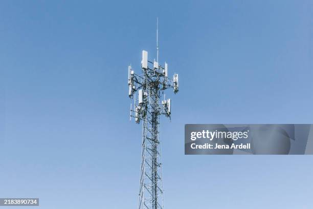 cellphone tower, 5g cell tower, communication technology - communicatietoren stockfoto's en -beelden