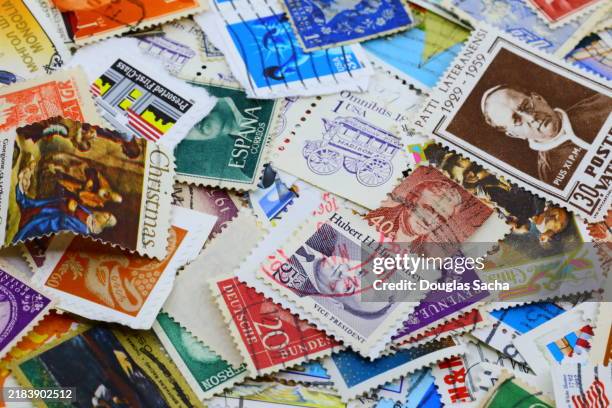 postage stamps from around the world - timbro postale foto e immagini stock
