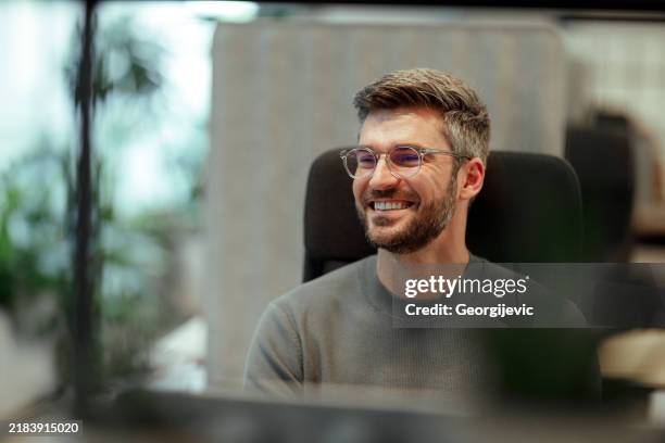 moderner geschäftsmann, der in modernen büroräumen arbeitet - büro stock-fotos und bilder