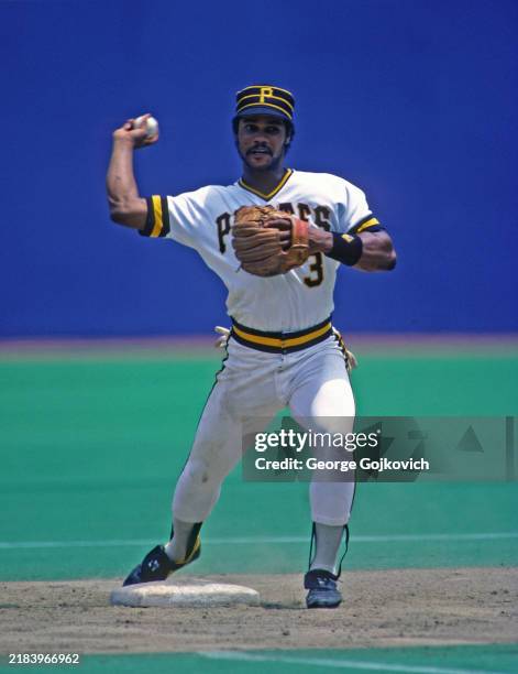 Johnny Ray Reeves Ii Second baseman Johnny Ray of the Pittsburgh Pirates throws the ball ...