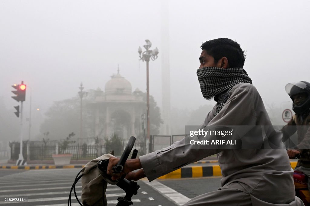 TOPSHOT-PAKISTAN-ENVIRONMENT-HEALTH-POLLUTION