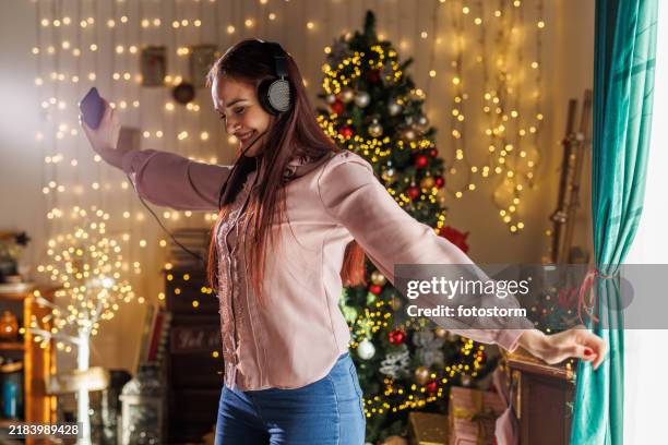 écouter sa chanson de noël préférée et se déhancher - musique de noël photos et images de collection