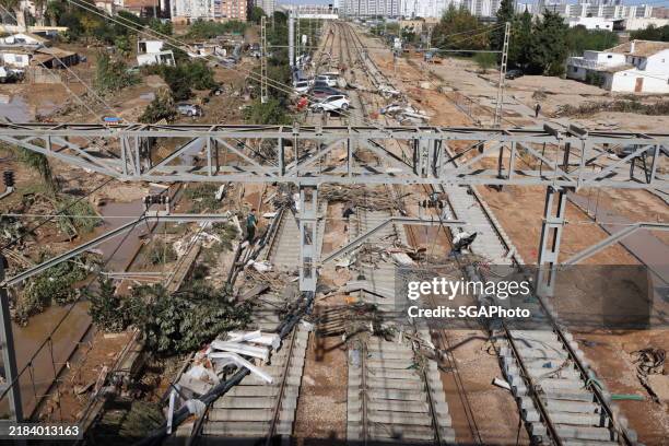 los efectos catastróficos de una tormenta dana. líneas de ferrocarril levantadas y destruidas durante las extrañas inundaciones - dana-valencia fotografías e imágenes de stock