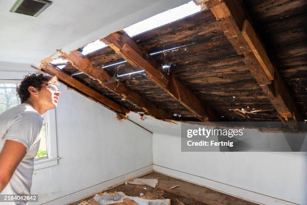 restoring an old house - restaurar imagens e fotografias de stock