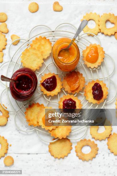 traditional christmas linzer cookies on a christmas rustic background - linzer torte stock-fotos und bilder